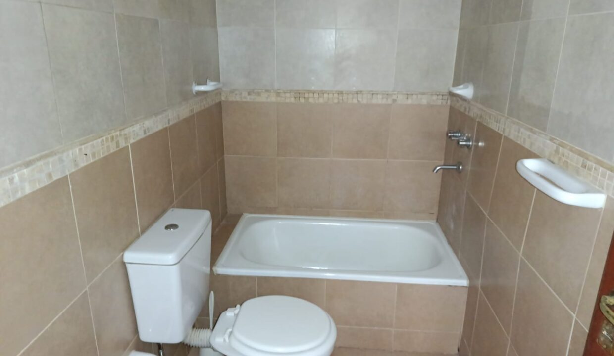 4562